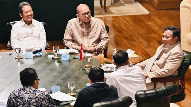 residen Prabowo Subianto menerima Menteri Kelautan dan Perikanan Sakti Wahyu Trenggono serta Menteri Investasi dan Hilirisasi Rosan Roeslani di Hambalang, Kabupaten Bogor, Selasa, (1/9).