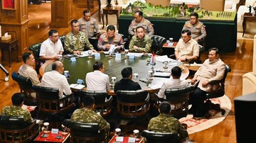 Prabowo Panggil Panglima-Kapolri ke Hambalang, Minta Laporan Karhutla