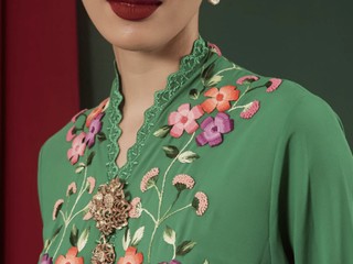 Kebaya Encim Bordir Tangan, Kenapa Layak Jadi Koleksi Bukan Sekadar Sekali Pakai?