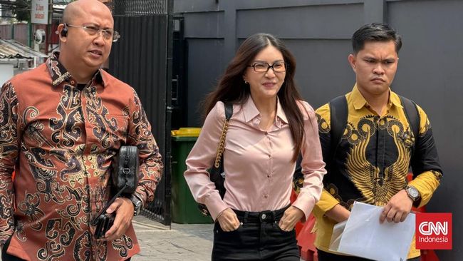 Sembari senyum kepada media, Sarwendah tiba di PN Jakarta Selatan sekitar pukul 10.56 WIB didampingi kuasa hukumnya, Chris Sam Siwu.