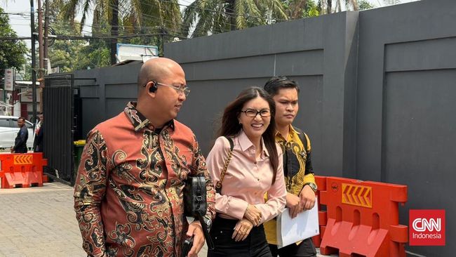 Sembari senyum kepada media, Sarwendah tiba di PN Jakarta Selatan sekitar pukul 10.56 WIB didampingi kuasa hukumnya, Chris Sam Siwu.