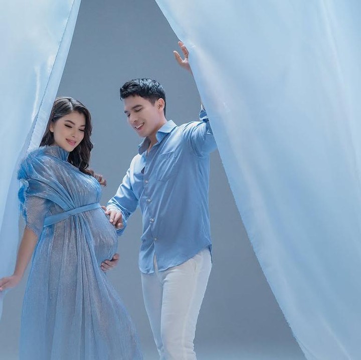 <p>Selebgram asal Surakarta Anindya Carol baru saja melakukan sesi pemotretan <em>maternity shoot</em> di kehamilan pertamanya dengan sang suami aktor FTV asal Padang Sumatera Barat, Ridho Illahi.(Foto: Instagram @ridho_real_).</p>