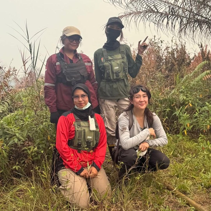 <p>Sherina tak lupa mem-<em>posting</em> fotonya bersama relawan perempuan lain yang berada di hutan untuk membantu penanganan kebakaran hutan. "Salut banget dengan dedikasi dan hati besar para pejuang di lapangan, termasuk para wanita hebat ini, bekerja keras, demi menyelematkan hutan kita semua. Mereka butuh <em>support</em> lebih dari kita semua," ungkap Sherina. (Foto: Instagram @sherinamunaf)</p>