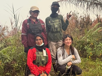 Sherina Munaf Terjun Langsung Bantu Petugas Padamkan Kebakaran Hutan di Kalimantan Tengah