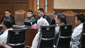Terdakwa kasus dugaan suap importasi di Direktorat Jenderal Bea dan Cukai (DJBC), Budiman Bayu Prasojo (ketiga kiri), menyimak keterangan saksi dalam sidang lanjutan di Pengadilan Tipikor, Jakarta, Rabu (2/9/2026). Sidang tersebut beragendakan pemeri