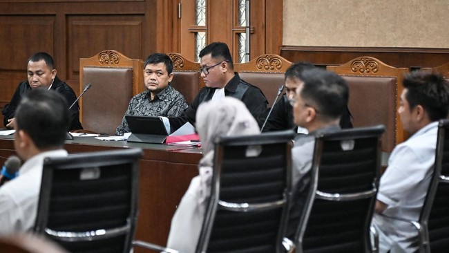 Terdakwa kasus dugaan suap importasi di Direktorat Jenderal Bea dan Cukai (DJBC), Budiman Bayu Prasojo (ketiga kiri), menyimak keterangan saksi dalam sidang lanjutan di Pengadilan Tipikor, Jakarta, Rabu (2/9/2026). Sidang tersebut beragendakan pemeri