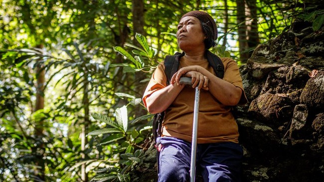 Tini Kasmawati, seorang wanita asal Desa Lengkong, Kabupaten Sukabumi, Jawa Barat, yang memiliki kepedulian terhadap pelestarian primata owa jawa.