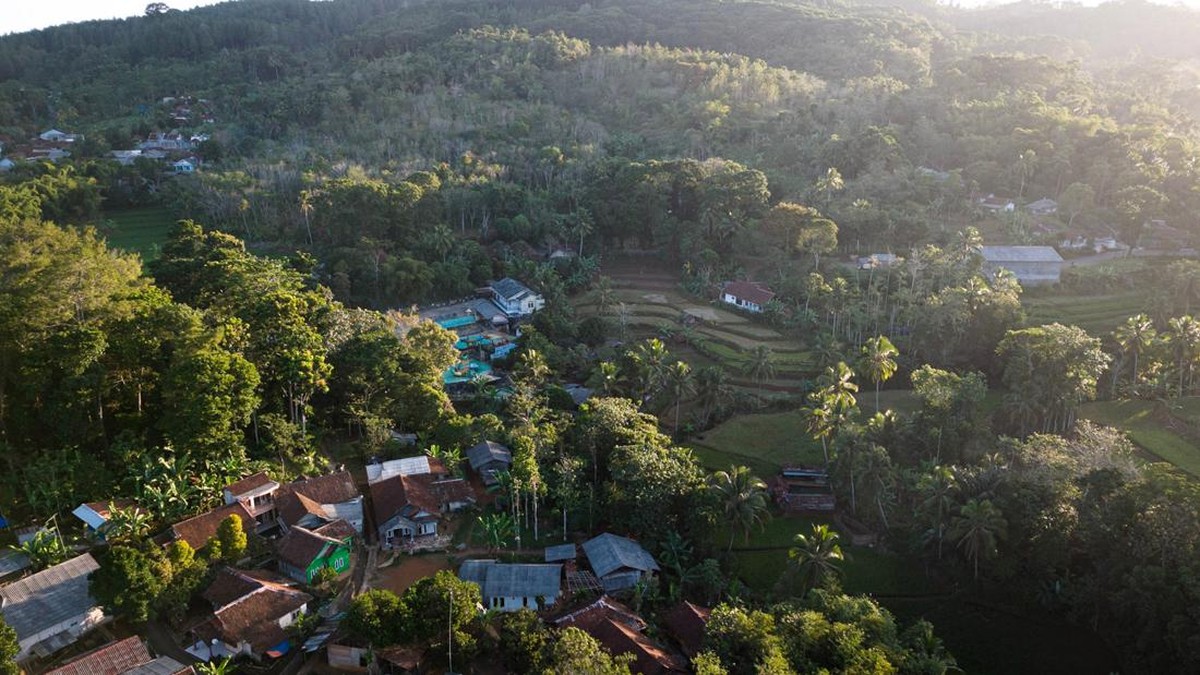 Suasana permukiman yang bersebelahan dengan hutan di Desa Lengkong, Kabupaten Sukabumi, Jawa Barat.