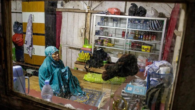 Tini Kasmawati berdoa usai shalat subuh di rumahnya di Desa Lengkong, Kabupaten Sukabumi, Jawa Barat.
