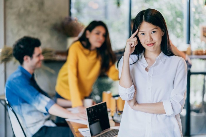Tanda karyawan cerdas di kantor selanjutnya adalah mereka tidak hanya termotivasi oleh pekerjaan mudah dan cepat selesai. Namun, dengan rasa ingin tahu yang tinggi, mereka tertarik memahaminya secara mendalam.