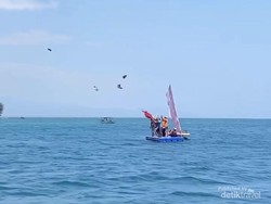 Mendebarkan..., Tradisi Terbangkan Ayam dari Tengah Laut di Situbondo