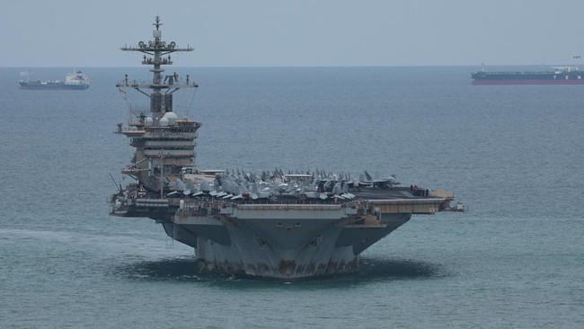The U.S. Navy Nimitz-class aircraft carrier USS Abraham Lincoln sails toward Laem Chabang Port before docking for a rest stop following a long deployment in the Middle East, in Chonburi province, Thailand, September 2, 2026. REUTERS/Chalinee Thirasup
