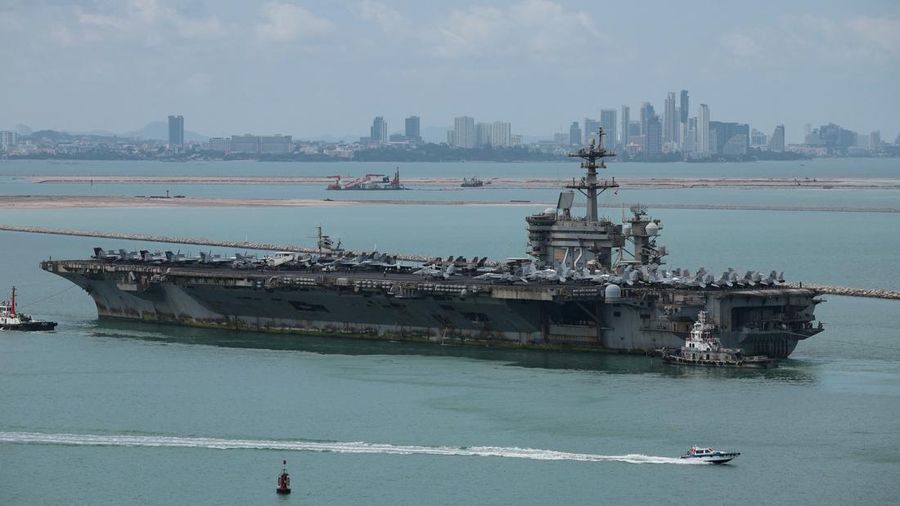 USS Abraham Lincoln bersandar di Pelabuhan Laem Chabang di Provinsi Chonburi, Thailand, Rabu (2/9/2026). (REUTERS/Chalinee Thirasupa)