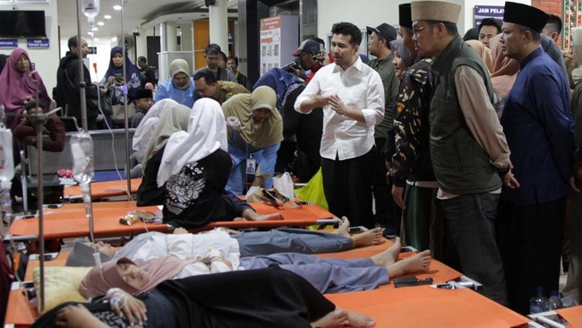 Wakil Gubernur Jawa Timur Emil Elestianto Dardak (ketiga kanan) menjenguk santri Pondok Pesantren Manbaul Hikam yang diduga mengalami keracunan makanan sedang menjalani perawatan di RSUD R.T. Notopuro Sidoarjo, Jawa Timur, Rabu (2/9/2026) dini hari. 