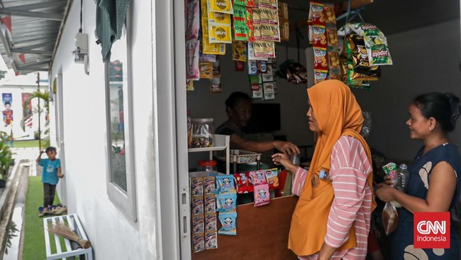 Sejumlah warga eks bantaran rel beraktivitas di hunian Senen, Jakarta, Rabu (2/9). (CNN Indonesia/Febria Adha L)