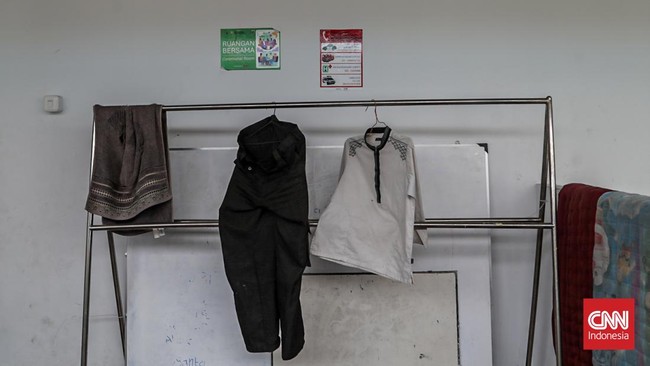 Sejumlah warga eks bantaran rel beraktivitas di hunian Senen, Jakarta, Rabu (2/9). (CNN Indonesia/Febria Adha L)