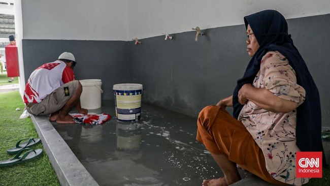 Sejumlah warga eks bantaran rel beraktivitas di hunian Senen, Jakarta, Rabu (2/9). (CNN Indonesia/Febria Adha L)