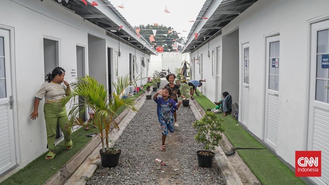 Sejumlah warga eks bantaran rel beraktivitas di hunian Senen, Jakarta, Rabu (2/9). (CNN Indonesia/Febria Adha L)