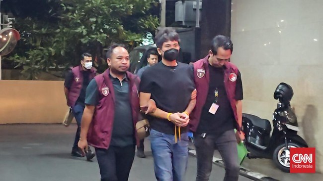 Bareskrim Polri menetapkan Warga Negara Taiwan berinisial Wang Li Chan (30) sebagai tersangka dalam kasus penyelundupan 800 narkoba jenis Ketamin HCI.Wakil Direktur Tindak Pidana Narkoba Bareskrim Polri, Kombes Albert Raden Deddy Sulistyo Nugroho men