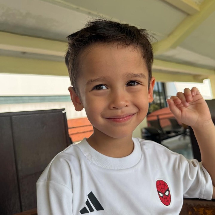 <p>Yannick baru saja memulai pendidikannya di Taman Kanak-kanak (TK). Beberapa waktu lalu, Yasmine sempat membagikan potret sang putra yang tampil di acara perpisahan Kelompok Bermain (KB) atau Playgroup. "Si bungsu sudah lulus dari nursery dan akan lanjut ke TK. Kok rasanya cepat sekali waktu berlalu?" ungkap Yasmine. (Foto: Instagram @yaswildblood)</p>