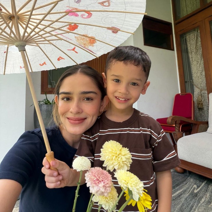 <p>Di usia yang menginjak empat tahun, Yannick tumbuh menjadi anak yang aktif dan ekspresif. Yannick tak hanya dekat dengan Bunda dan Ayahnya, tapi juga kedua kakak perempuannya, Bunda. (Foto: Instagram @yaswildblood)</p>