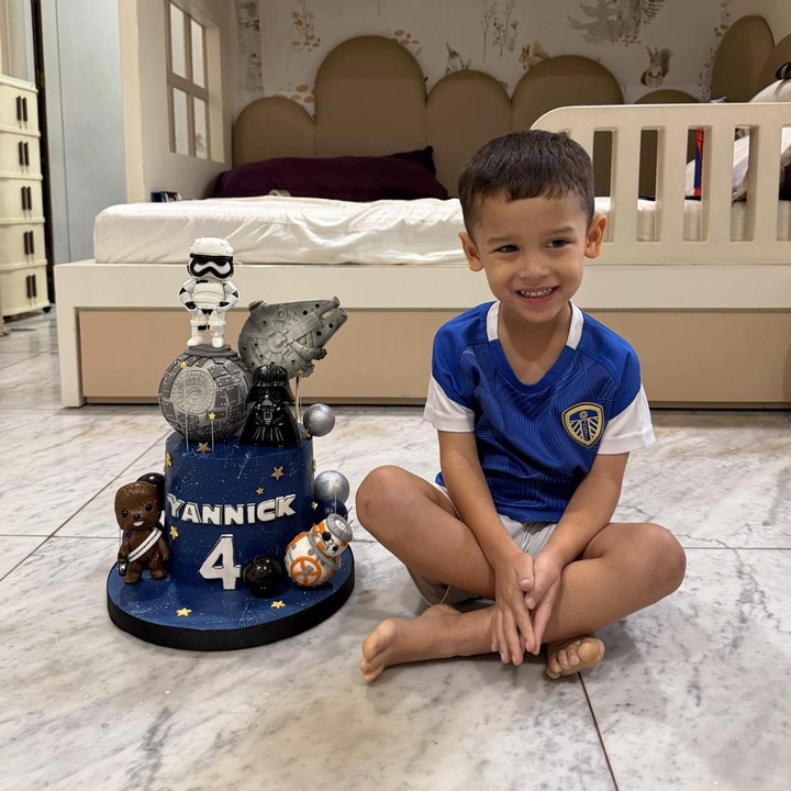 <p>Melalui unggahan di Instagram, Yasmine membagikan foto-foto sang putra. Perempuan 33 tahun ini tak lupa menuliskan ucapan selamat ulang tahun untuk putranya. "Selamat ulang tahun, sayangku Yannick. Anak laki-laki yang paling manis. Anak bungsuku, cinta terakhirku. Empat tahun berlalu begitu cepat. Andai saja aku bisa menjagamu tetap sekecil ini lebih lama lagi. Mama sangat menyayangimu, lebih dari yang bisa kau bayangkan," tulisnya. (Foto: Instagram @yaswildblood)</p>