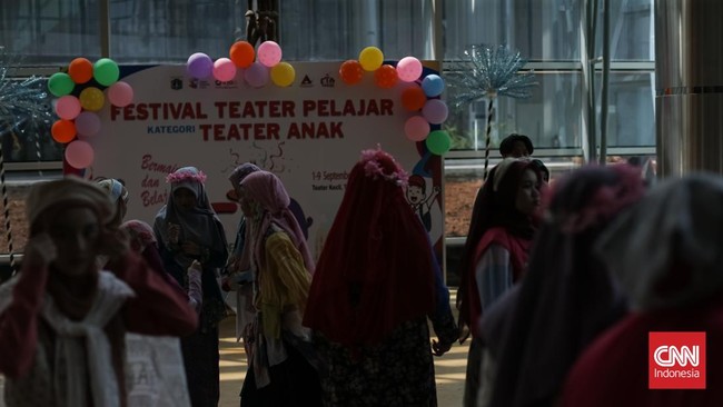 Grup Teater Ceria 05 tampil membawakan naskah Air Prawitasari karya Hardjono Wirjosoetrisno dalam Festival Teater Anak (FTA) 2026 di Teater Kecil Taman Ismail Marzuki Jakarta Pusat Kamis (3/9). (CNN Indonesia/Adhi Wicaksono)