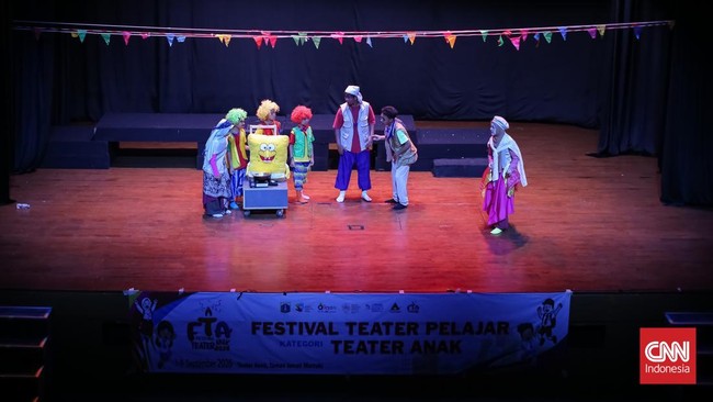 Grup Teater Ceria 05 tampil membawakan naskah Air Prawitasari karya Hardjono Wirjosoetrisno dalam Festival Teater Anak (FTA) 2026 di Teater Kecil Taman Ismail Marzuki Jakarta Pusat Kamis (3/9). (CNN Indonesia/Adhi Wicaksono)