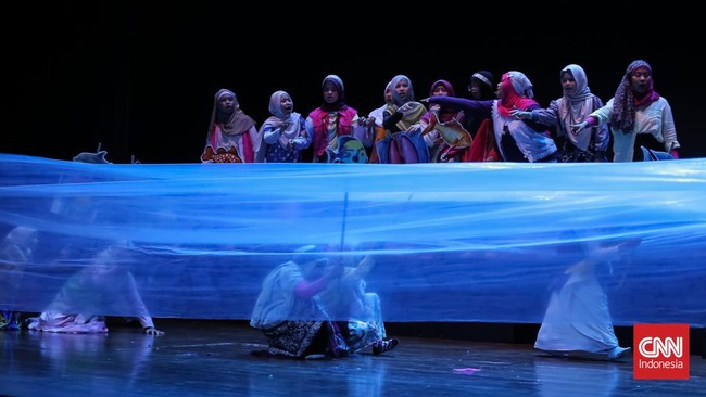 Grup Teater Ceria 05 tampil membawakan naskah Air Prawitasari karya Hardjono Wirjosoetrisno dalam Festival Teater Anak (FTA) 2026 di Teater Kecil Taman Ismail Marzuki Jakarta Pusat Kamis (3/9). (CNN Indonesia/Adhi Wicaksono)