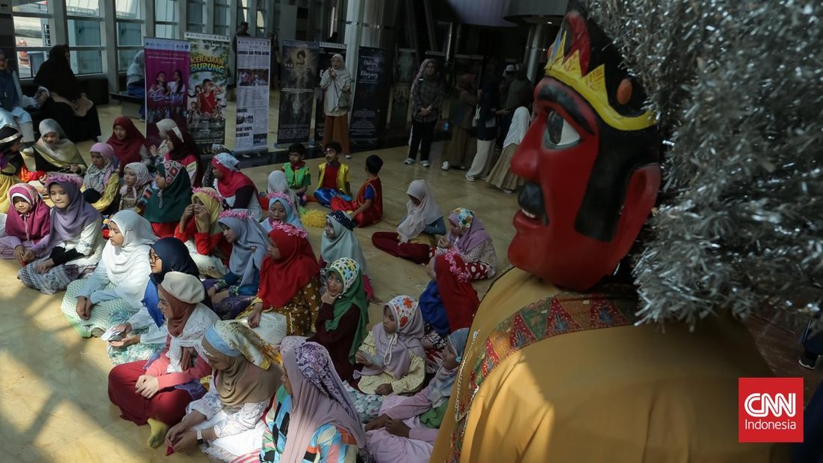 Grup Teater Ceria 05 tampil membawakan naskah Air Prawitasari karya Hardjono Wirjosoetrisno dalam Festival Teater Anak (FTA) 2026 di Teater Kecil Taman Ismail Marzuki Jakarta Pusat Kamis (3/9). (CNN Indonesia/Adhi Wicaksono)