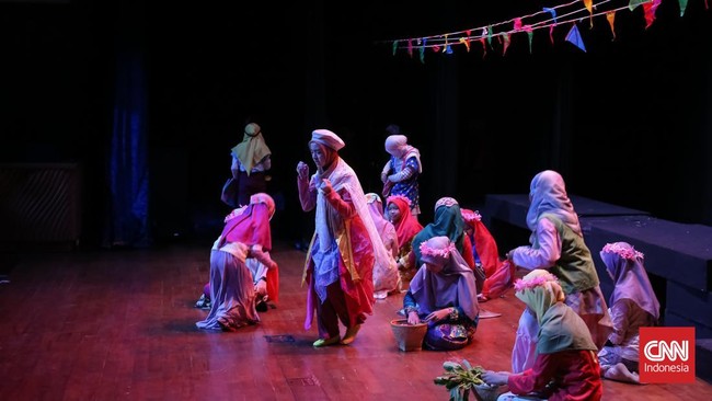 Grup Teater Ceria 05 tampil membawakan naskah Air Prawitasari karya Hardjono Wirjosoetrisno dalam Festival Teater Anak (FTA) 2026 di Teater Kecil Taman Ismail Marzuki Jakarta Pusat Kamis (3/9). (CNN Indonesia/Adhi Wicaksono)