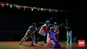 Grup Teater Ceria 05 tampil membawakan naskah Air Prawitasari karya Hardjono Wirjosoetrisno dalam Festival Teater Anak (FTA) 2026 di Teater Kecil Taman Ismail Marzuki Jakarta Pusat Kamis (3/9). (CNN Indonesia/Adhi Wicaksono)