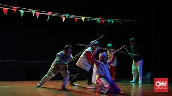 Grup Teater Ceria 05 tampil membawakan naskah Air Prawitasari karya Hardjono Wirjosoetrisno dalam Festival Teater Anak (FTA) 2026 di Teater Kecil Taman Ismail Marzuki Jakarta Pusat Kamis (3/9). (CNN Indonesia/Adhi Wicaksono)