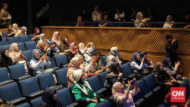 Grup Teater Ceria 05 tampil membawakan naskah Air Prawitasari karya Hardjono Wirjosoetrisno dalam Festival Teater Anak (FTA) 2026 di Teater Kecil Taman Ismail Marzuki Jakarta Pusat Kamis (3/9). (CNN Indonesia/Adhi Wicaksono)