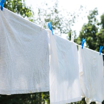 4 Penyebab Baju Putih Menguning dan Cara Mengatasinya