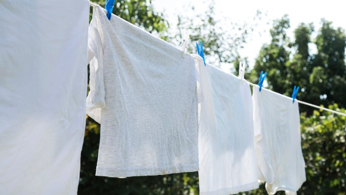 4 Penyebab Baju Putih Menguning dan Cara Mengatasinya