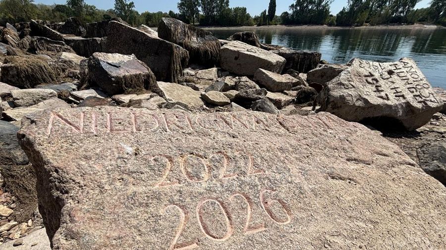 Apa nan disebut sebagai 'batu kelaparan' (hunger stones) tampak akibat rendahnya permukaan air Sungai Rhine di dekat Worms, Jerman, pada 4 Agustus 2026.