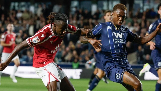 Milwall (biru) kalah dari Wrexham di Championship.