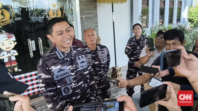 Komandan Pangkalan TNI Angkatan Laut (Danlanal) Denpasar, Bali, Kolonel Laut (P) Ary Mahayasa merespon, terkait video yang beredar yang menunjukkan seorang anggota TNI Angkatan Laut (AL) yang mengawal anggota DPD RI asal Bali, Arya Wedakarna dalam se