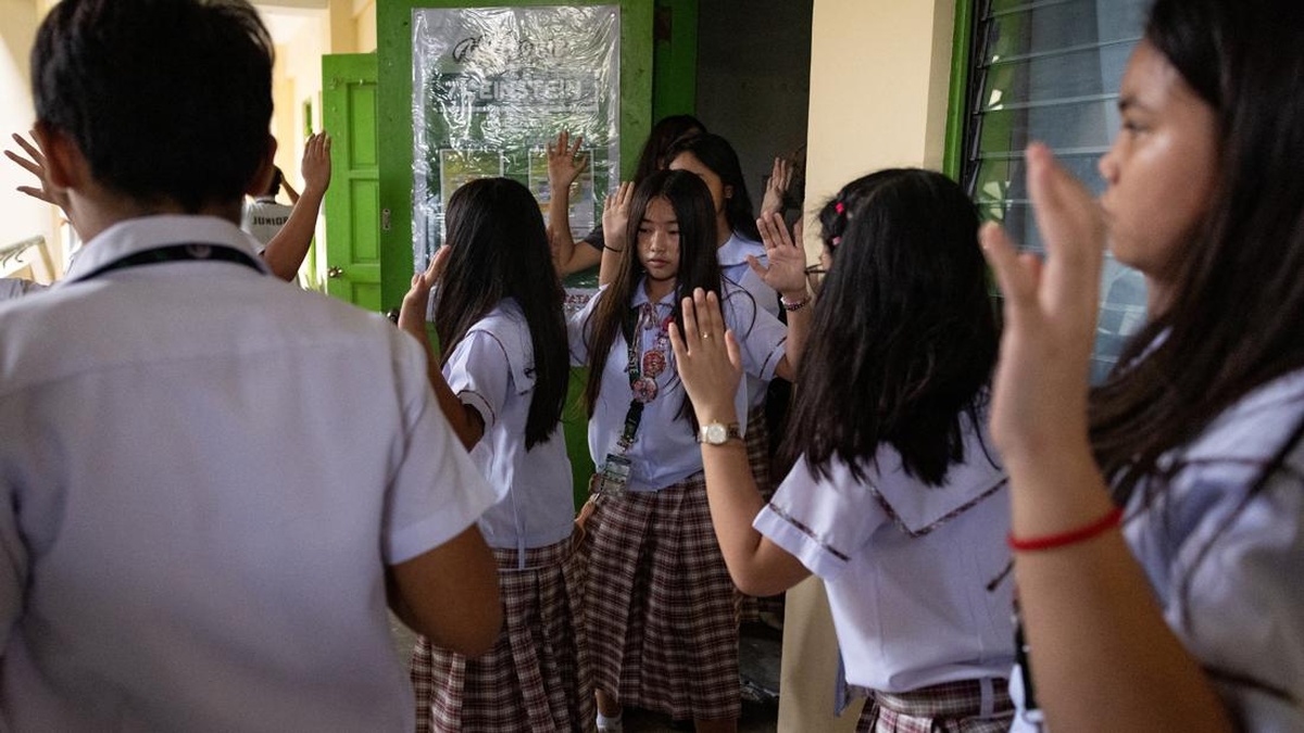 Siswa Filipina Berlatih Hadapi Ancaman Penembak di Sekolah