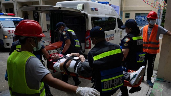 Emergency responders simulate providing aid to an injured faculty member during an active-shooter drill following recent school shootings in the country, at Carlos F. Gonzales High School in San Rafael, Bulacan, Philippines, September 3, 2026. REUTER