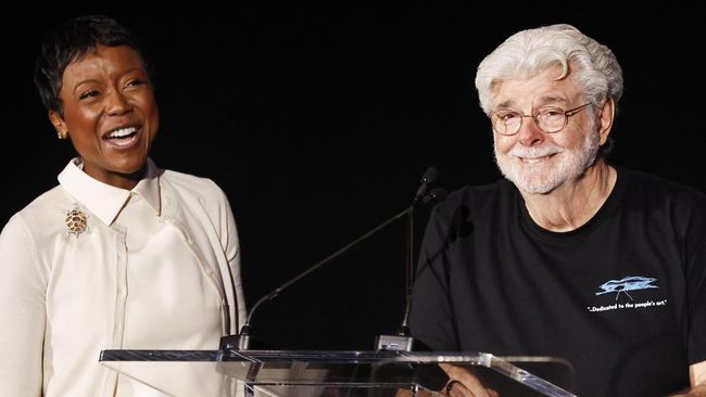 LOS ANGELES, CALIFORNIA - SEPTEMBER 02: Co-founder George Lucas (R) speaks as his co-founder and wife Mellody Hobson looks on at the new Lucas Museum of Narrative Art during a media preview of the 300,000 square foot structure on September 2, 2026 in