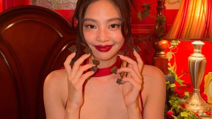 BeauPicks: 4 Rekomendasi Red Lip Product ala Jennie di MV 'Fallen Angel'