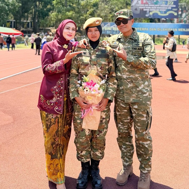 <p>Kehidupan artis Indonesia tak pernah lepas dari sorotan publik. Begitu juga dengan kedekatan antara Juliana Moechtar dan putri sambungnya yang bernama Larisa atau yang akrab disapa Acha. (Foto: Instagram @julianamoechtar)</p>