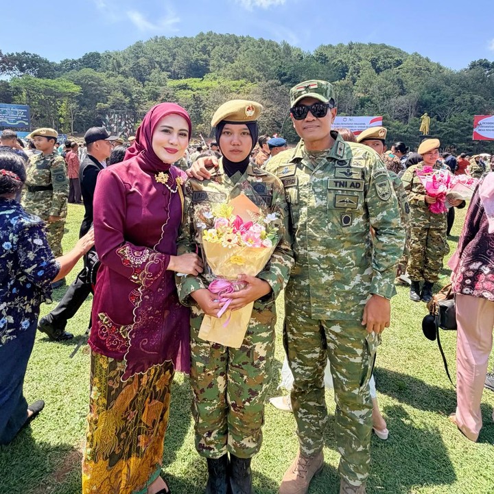 <p>Usut punya usut, sang putri berhasil masuk Fakultas Kedokteran di Universitas Pertahanan Republik Indonesia (RI). &ldquo;Selamat ya kak calon Dokter Mama Papa. <em>Alhhamumma baarik fihi, wa la tadhurroh..Aamiin. I Love U,</em>&rdquo; tuturnya.&nbsp;(Foto: Instagram @julianamoechtar)</p>