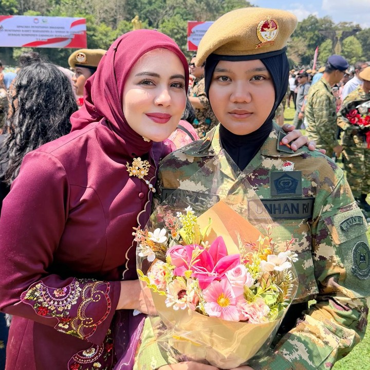 <p>Baru-baru ini, sang aktris kembali mengabadikan momen bersama putri sambungnya itu. Ia mendampingi Larisa yang mengikuti upacara pendidikan dasar militer Universitas Pertahanan, Bunda.&nbsp;(Foto: Instagram @julianamoechtar)</p>
