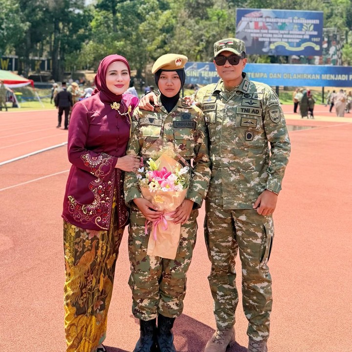 <p><em>Postingan</em> tersebut pun langsung menuai komentar netizen yang memberikan ucapan selamat untuk putri sambungnya. &ldquo;Syukur alhamdulillah selamat anak sholeha sukses selalu kakak Larissa,&rdquo; tulis akun <em>@anis_al****.</em> &ldquo;Masyaa Alloh Tabarakalloh kak Acha....Selamat buat anak gadisnya Ibu Uli sukses dilancarkan pendidikannya jadi dokter penerus mama Yeni ikut Bangga tante kak Acha sukses y kak Aamiin,&rdquo; tulis <em>@toetyf****.&nbsp;</em>(Foto: Instagram @julianamoechtar)</p>