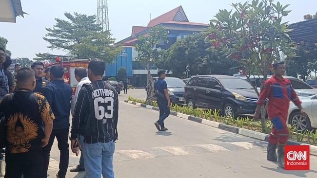 Wartawan berkumpul ketika sebuah mobil damkar melintas di kawasan gerbang  Kantor Pelayanan Utama (KPU) Bea dan Cukai Tipe B Batam/