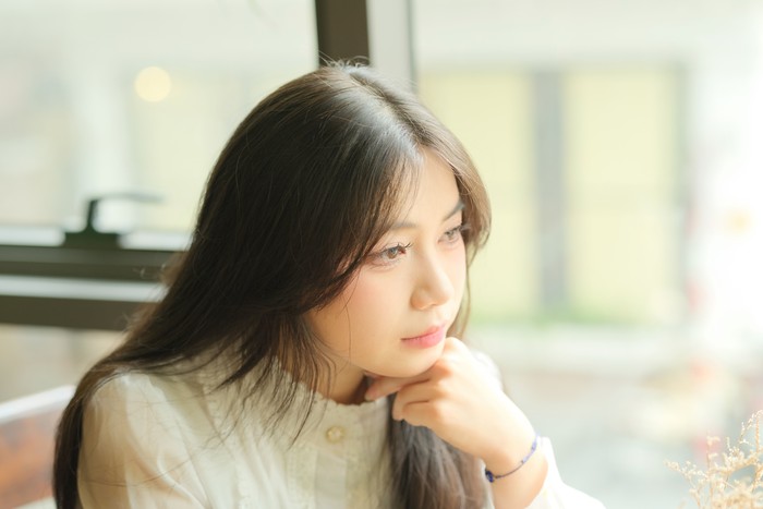 Kebiasaan berikutnya adalah mereka selalu merasa dikucilkan dari lingkungan sosial. Meskipun ini wajar dirasakan oleh semua orang, tapi bagi mereka yang mengalami pengabaian emosional di masa kecil, situasi ini terasa jauh lebih menyakitkan dan terkadang menjadi penghambat dalam menjalin sebuah hubungan.