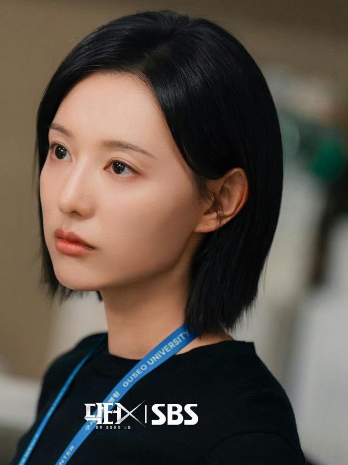 Setelah penampilan ikoniknya sebagai Hong Hae In di Queen of Tears, kini Kim Ji Won akan tampil mengenakan jas dokter dan menjadi ahli bedah jenius di drama Doctor X.